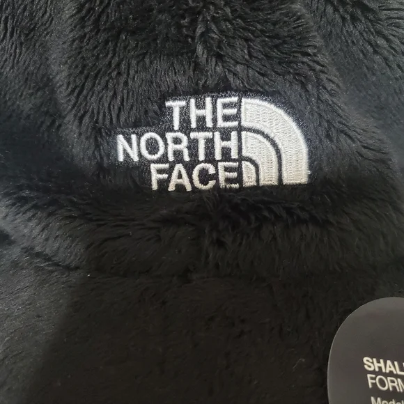 S O L D....The north face faux fur holiday osito cap - Picture 2 of 11